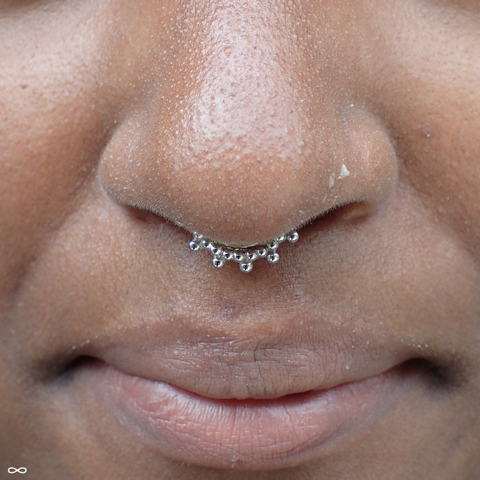 Septum piercing with Sabrina Seam Ring in Gold from Anatometal