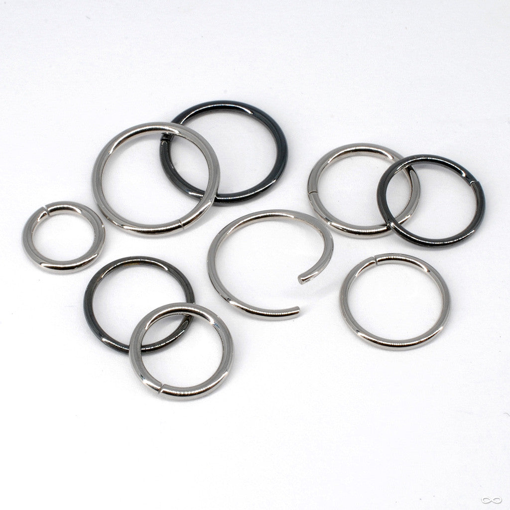 Seam ring eyebrow jewelry in niobium and stainless steel from Anatometal