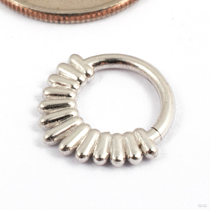 Capsule Seam Ring in Gold from Tawapa in white gold