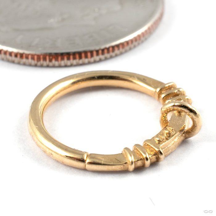 Speakeasy Seam Ring in Gold from Tawapa