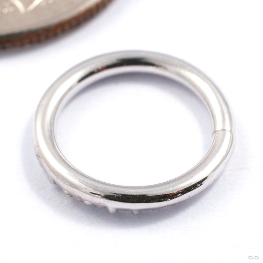 Athena Seam Ring in Gold from Tawapa in white gold back detail