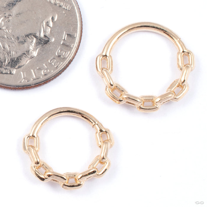 Chain Link Seam Ring in Gold from Tawapa in yellow gold