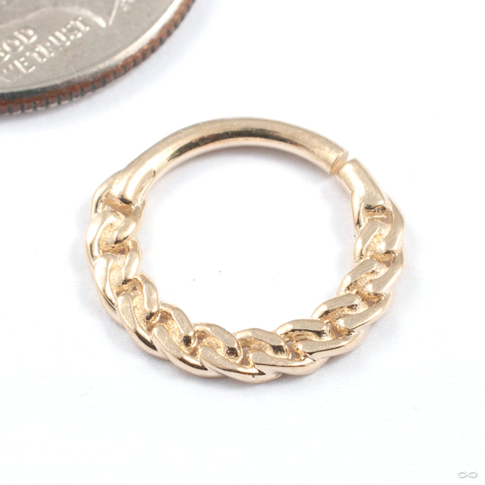 Flat Chain Seam Ring in Gold from Tawapa in yellow gold