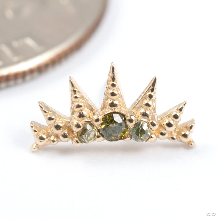 Medieval Press-fit End in Gold from Tawapa in yellow gold with peridot
