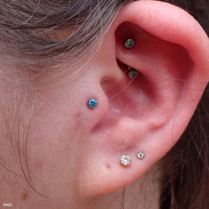 Tragus piercing with Bezel-set Gemstone Press-fit End in Titanium from NeoMetal in 2.5mm Mint