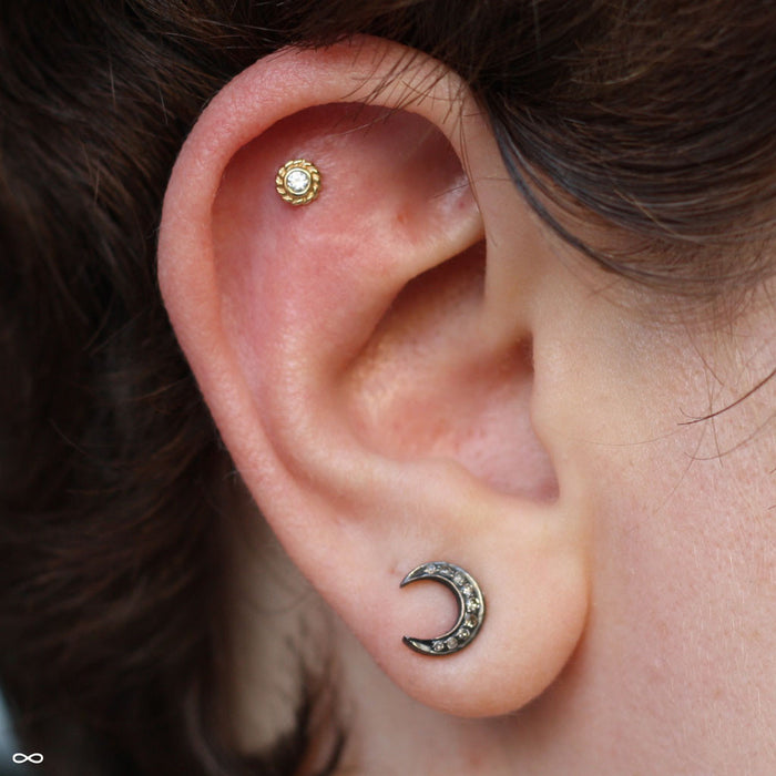 Outer helix piercing with Mini Choctaw Press-fit End in Gold from BVLA in Clear CZ