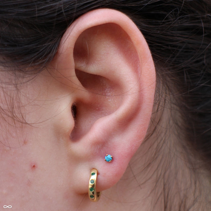 Earlobe piercing with Prong-set Cabochon Press-fit End in Gold from LeRoi in 2.5mm Turquoise