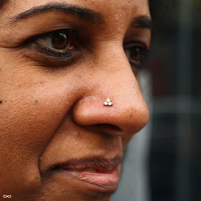 Nostril piercing with Trinity Press-fit End in Gold from LeRoi in Clear CZ